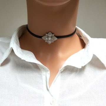 925K Gümüş Deri Tasarım  Baget Taşlı Choker Kolye